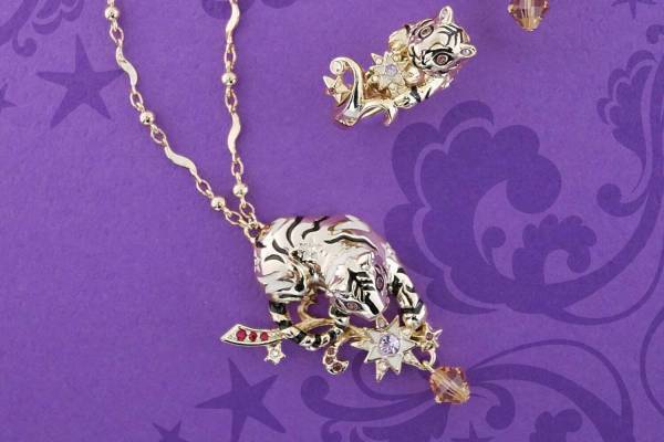 アナ スイ“流れ星に乗ったトラ”アクセサリー、22年干支にちなんだラッキーモチーフのリングなど