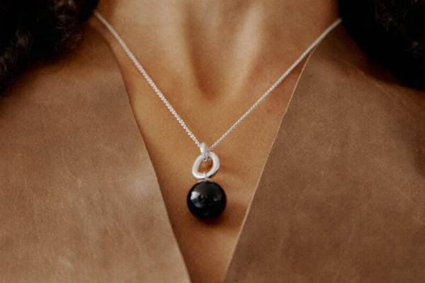 ナタリー・シュレッケンベルグ“漆黒のオニキス”が主役のネックレス＆“ぷっくり”ガラスリング