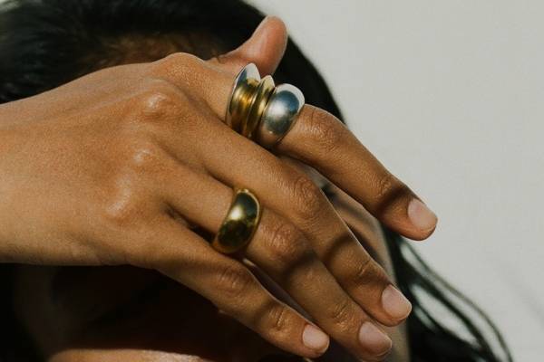 イレーヴからアクセサリーラインが誕生、"彫刻"着想のリングやヴィンテージ風バングル