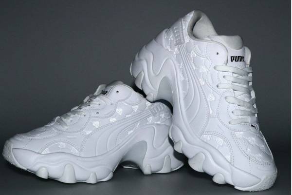 プーマ×アトモス ピンクの厚底スニーカー「パルサー」暗闇で“ハート柄が光る”リフレクター付き