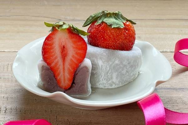 共楽堂の「大いちご大福」特大サイズの“あまおう”を使用した究極のいちご大福