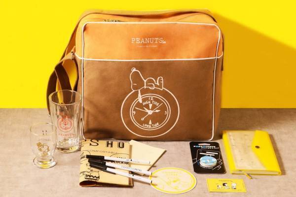 ピーナッツ カフェのショルダーバッグ型ラッキーバッグ、限定グラスやドリンクパスポート入り