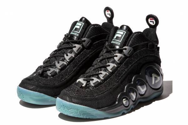 キネティクス×フィラ“縁起物”スニーカー 、縁起の良いパイソンなど型押しレザーアッパー