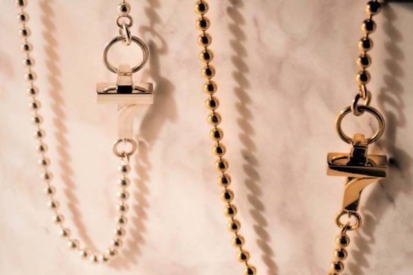 スタジオ セブン初のジュエリーコレクション、“7 クロス"モチーフのチェーンネックレスやピアス