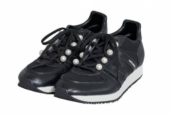 ミュベール×ミズノのコラボスニーカー再び！“パール艶めく”ブラックサテンの軽量シューズ