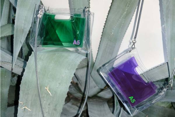 ナナナナ新作バッグ“額縁”着想のPVCショルダー「A5/A6」＆キャンバスを組み合わせた丸型バッグ