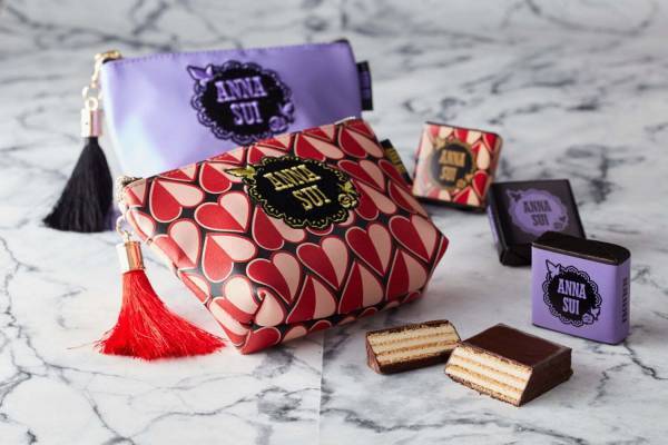 バビ×アナ スイのバレンタイン限定ギフト、チョコウエハース＆花柄やハートモチーフのポーチ