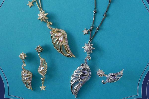 アナ スイ新作“羽”モチーフのお守りジュエリー、カットガラスがきらきら輝くリングやピアス