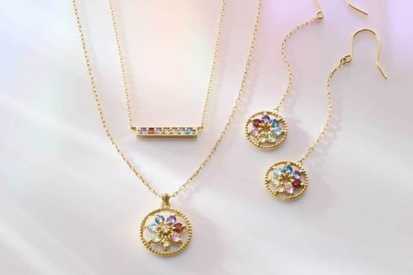 オデュース4℃新作“7色の天然石が輝く”お守りジュエリー、サークルモチーフのネックレスなど