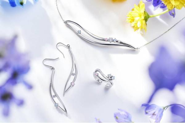 カナル 4℃“川のせせらぎ”をイメージしたシルバーネックレス＆“夕日”着想のピアスなど