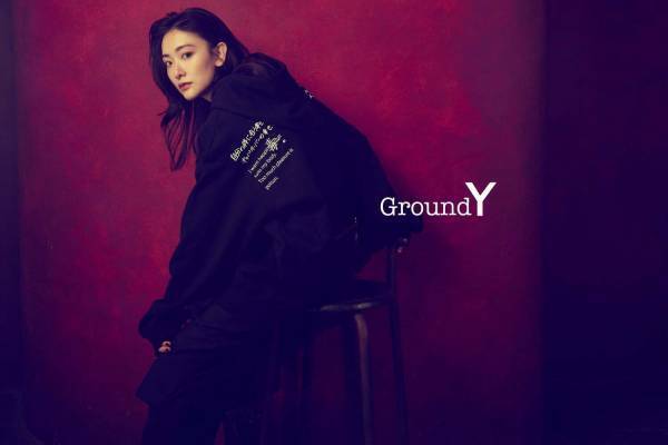 Ground Y×生駒里奈、手書きの“心の声”グラフィックを配したビッグフーディー＆カットソーなど