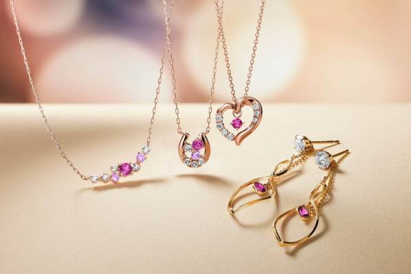 4℃新作“ピンクの天然石”が輝くお守りジュエリー、ハートや馬蹄モチーフのネックレスなど