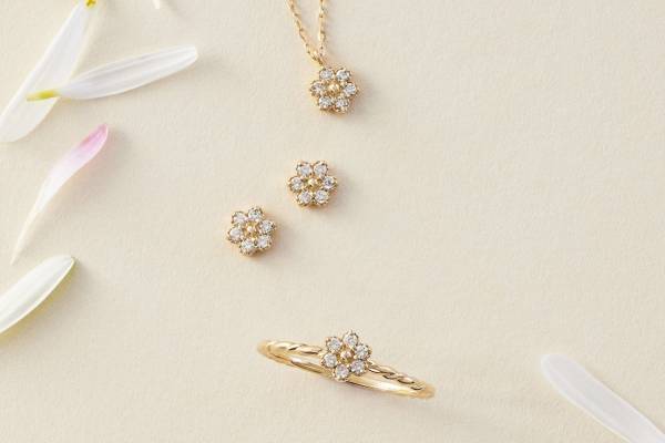 ノジェス「春の花」モチーフの新作ジュエリー、“花占い”着想のパールピアス&ダイヤ輝くネックレス