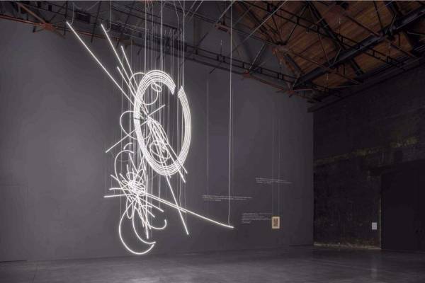 弘前れんが倉庫美術館「りんご前線」展、ウィン・エヴァンスのネオン彫刻や“出会い”から生まれる作品