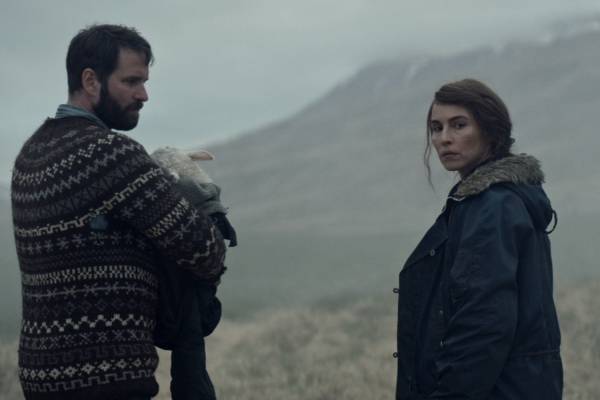 A24のホラー映画『LAMB／ラム』羊から生まれた“何か”が破滅を導く、夫婦が育てる不気味な正体とは
