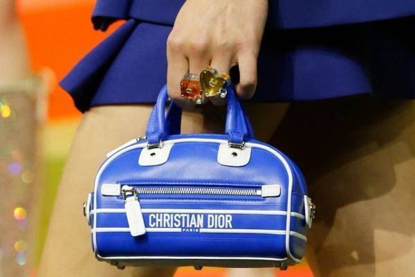 ディオール「ディオール ヴァイブ」にスポーティーな新作ミニバッグ＆ランニングマシーン