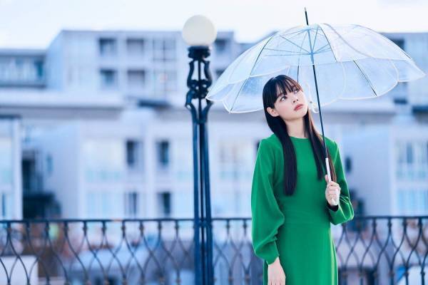 “花びらに包まれる”フラワーモチーフ傘、ビコーズ人気レイングッズに「クリア」素材の新作