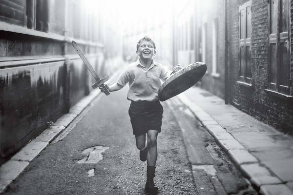 映画『ベルファスト』ケネス・ブラナーの自伝的作品、愛すべき故郷＆少年の成長を描いた人生賛歌