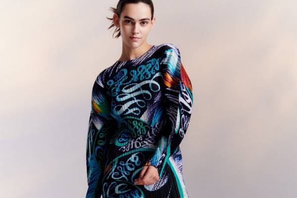 プリーツ プリーズ イッセイ ミヤケ新作“ぐるぐる旋風”描いたトップスや“立体袖”ワンピース