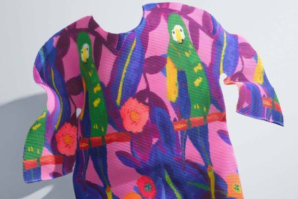 ミー イッセイ ミヤケの“カラフル”プリーツトップス、インコを描いたシャツも