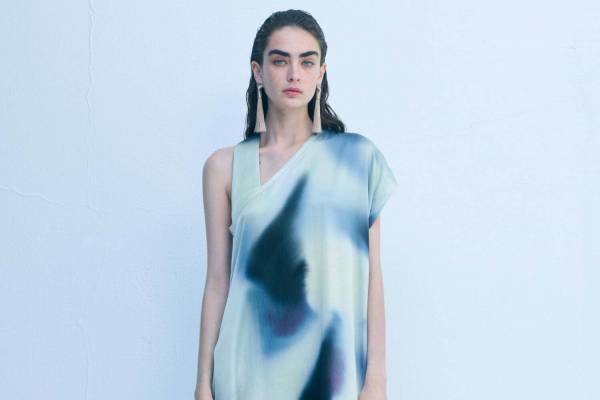 イッセイ ミヤケ春夏新作、“揺らめく水”のような模様のワンピース＆滝を表現したタッセルピアスなど