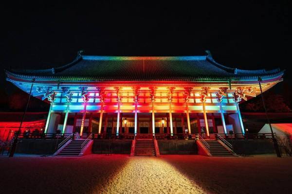 京都・平安神宮を夜間参拝、ネイキッドのアート展「ネイキッドヨルモウデ 平安神宮」初詣ver.演出も