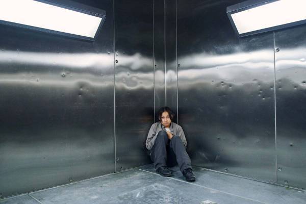 SF映画『ディストピア2043 未知なる能力』タイカ・ワイティティ製作総指揮、軍事国家vs先住民族