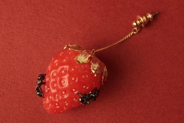 ラブ バイ イー・エム“フルーツ”シリーズ新作ピアス、丸かじりりんごや苺の実をピアスに