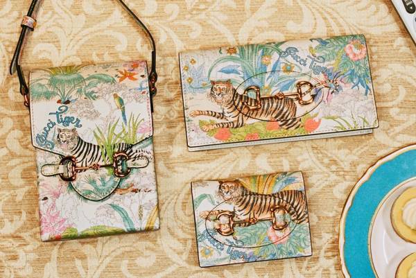 グッチ22年干支“寅年”を祝したウェア＆バッグなど、植物に囲まれるタイガープリントが主役
