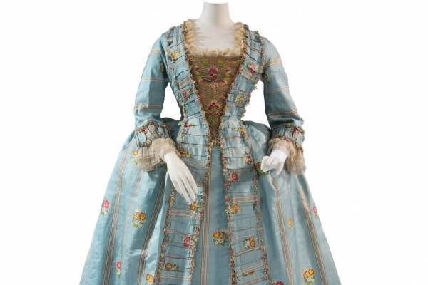 「ヨーロピアン・モード」展が文化学園服飾博物館で、刺繍や織物など多彩な“花”模様のドレスを特集
