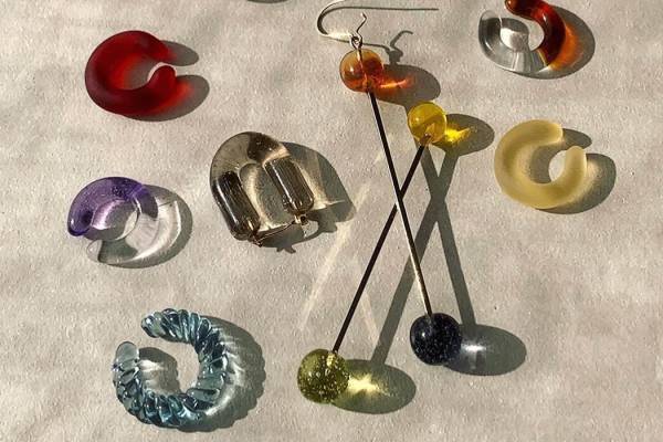 ヤガの新作ガラスアクセサリー、“カラフル”フープピアスや“ガラス＆シルバーチェーン”ネックレス
