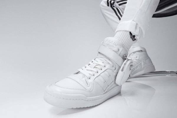 プラダとアディダスが贈るスポーツウェア、モノトーンのスニーカー「フォーラム ハイ」や全6種のバッグ