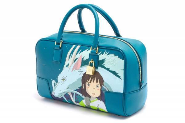 ロエベ×スタジオジブリ『千と千尋の神隠し』千尋・ハク・カオナシらキャラモチーフのウェア＆バッグ