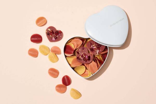 銀座三越のバレンタイン、ハート缶入りの“花びらチョコ”やシャインマスカットの“アロマ生チョコ”など