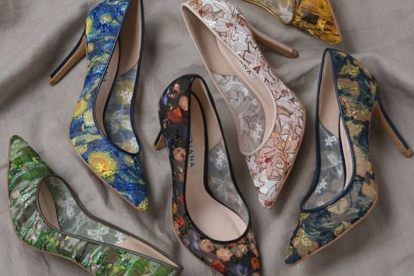 ダイアナ"絵画シューズ”に、ミュシャの「百合」・モネ「睡蓮」など新6種＆9cmヒールも