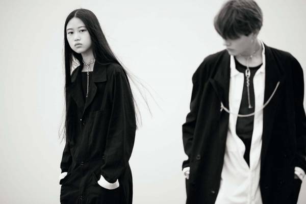 Y's 2022年春夏新作、軽やかなスプリングコート＆希少なレース地のアシンメトリードレスなど