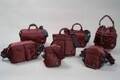 ポーター エクスチェンジのバッグ「ピーエックス タンカー」に赤と茶を組み合わせた上品な新色マルーン