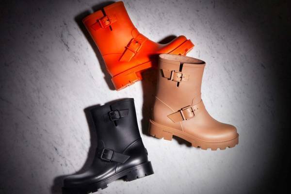 ジミー チュウ“バイカーブーツ着想”厚底ソールの新作レインブーツ、2種の丈&カラフルな5色で