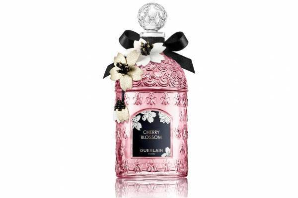 ゲラン“桜の香り”の春限定フレグランス「チェリーブロッサム」夜桜を表現したデザインボトルで