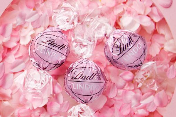 リンツ“世界初”「リンドール さくら」、桜風味のホワイトチョコレートで“日本の春”を表現