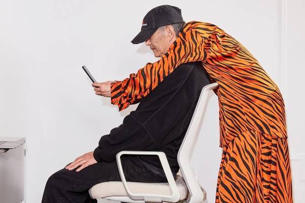 バレンシアガ“寅年”ウェア＆アクセサリー、虎ストライプのバッグやダークベージュの人気スニーカー