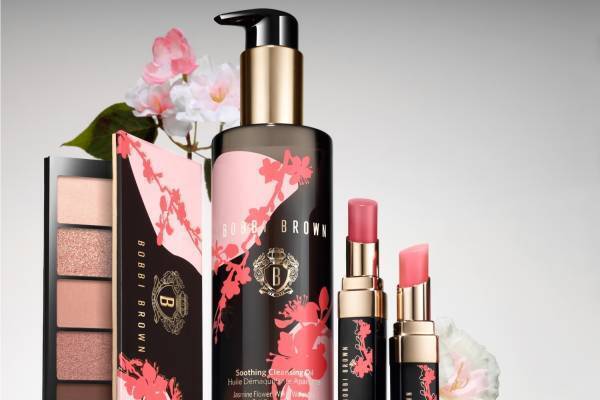 ボビイ ブラウン22年春の桜コスメ、“桜の花びら色”の5色入りアイパレ＆血色美リップなど