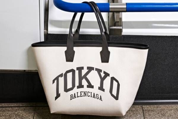 バレンシアガ新作、カレッジ風“TOKYO”ロゴ入りフーディやトートバッグ