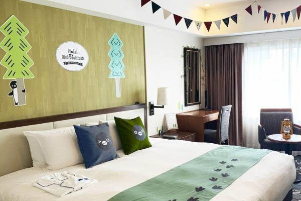 Suicaのペンギン“グランピング”宿泊ルームが池袋ホテルメトロポリタンに、Tシャツやケーキ付き