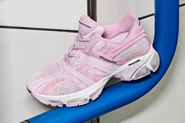 バレンシアガ新スニーカー「ファントム」多層メッシュアッパー×アーチ型ソール