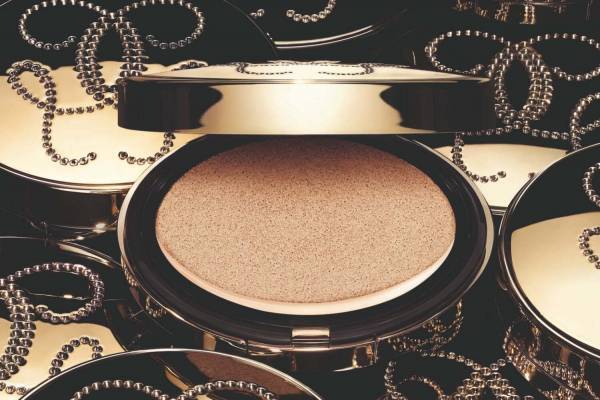 ゲランの人気クッションファンデが進化、“24Kゴールド10倍入り”リュクスな輝き肌へ