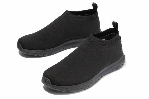 ザ・ノース・フェイスの防水シューズ「ベロシティ ニット ツー」ポーチなど作れるシューズボックス入り