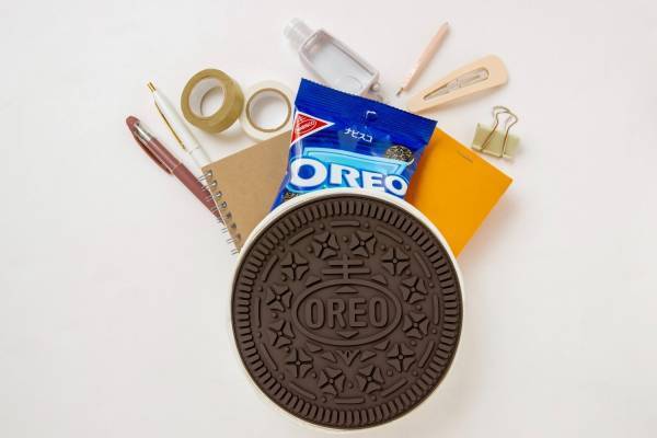 オレオ初の公式ブランドブック、オレオのスイーツレシピ＆“本物そっくり”クッキー型ポーチも