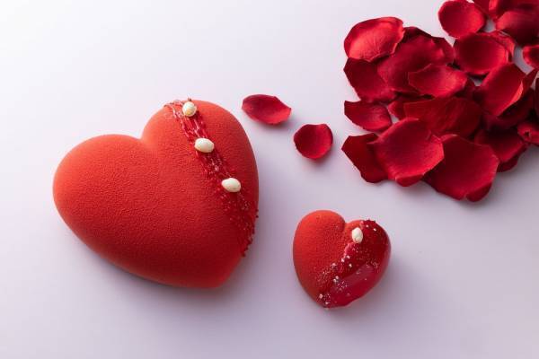 ザ・リッツ・カールトン大阪の22年バレンタイン、真っ赤な「ハート型ムースケーキ」や宝石ショコラ