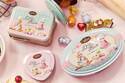 カファレル“ネコパティシエ”のマカロンカラースイーツ缶、プチサイズのチョコ＆キャンディをアソート
